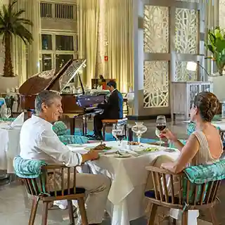 https://www.sqnescapes.sqngolf.com/Elegant dinner at  luxury restaurant